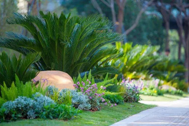 街道微花园(左) & 树木彩绘(右)统筹地下管网建设采用不锈钢装饰井盖