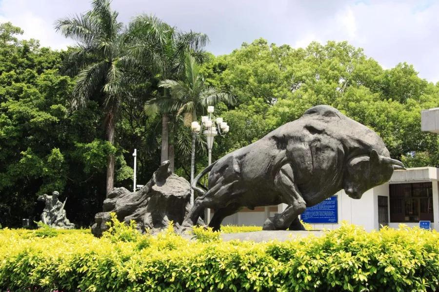 特区孺牛—"孺子牛"雕塑