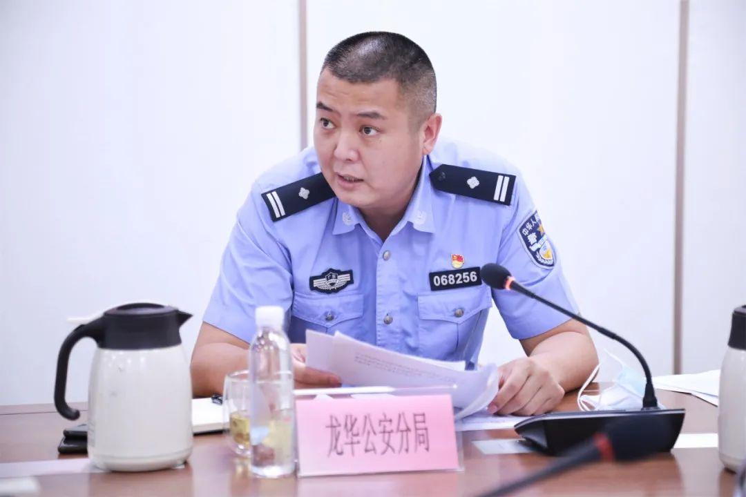 龙华公安分局治安大队大队长陈明重点传达公安部有关校园安全防范要求
