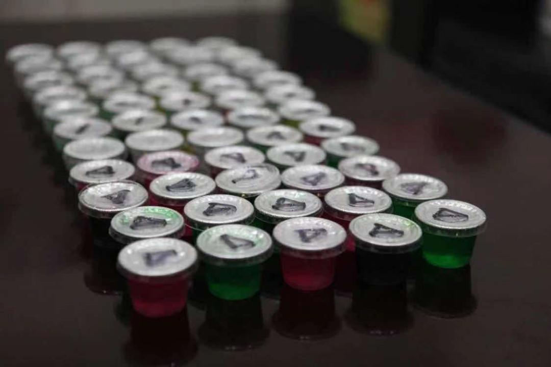 谁能想到这个看起来五颜六色,像是加了色素的果冻也是一种新型毒品呢?