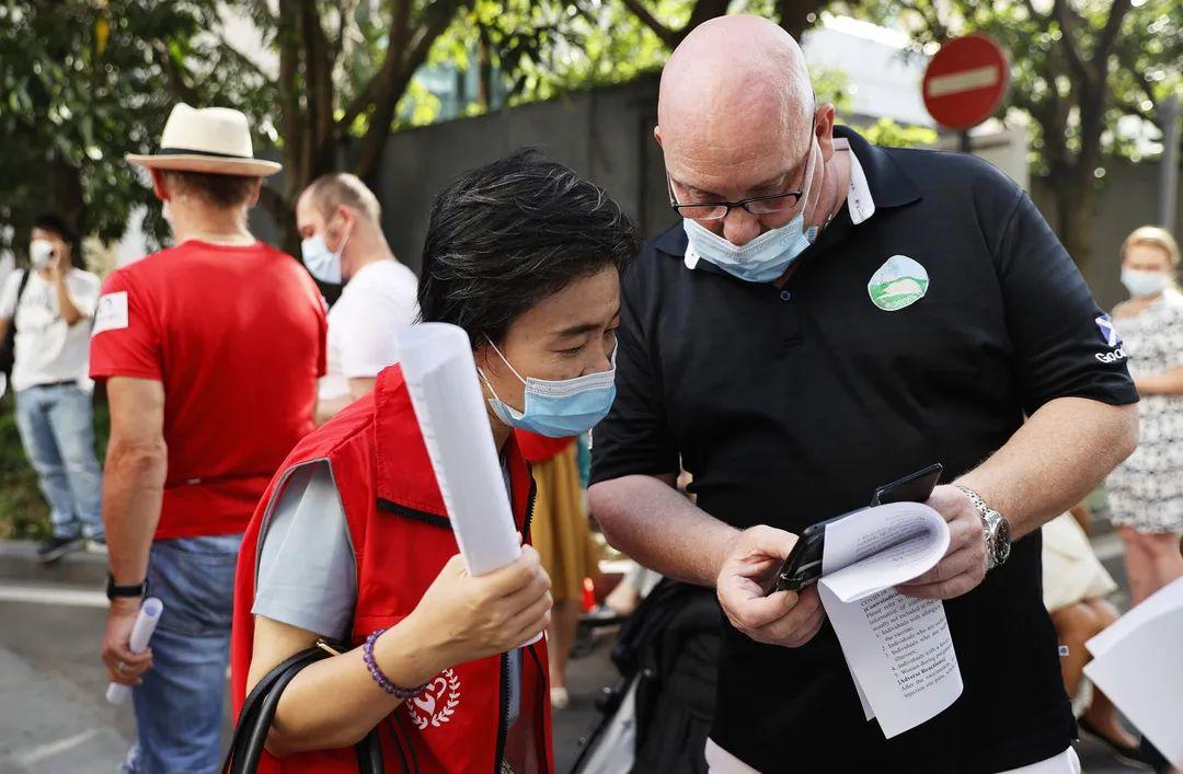 街道作为南山区唯一外籍人士新冠疫苗接种点,组织国际志愿者到接种点