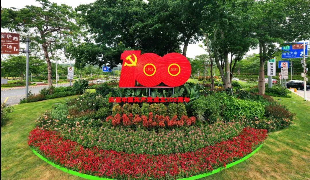 龙城广场外侧花池,部分路口渠化岛,均以色彩缤纷的自然花境与花坛组合