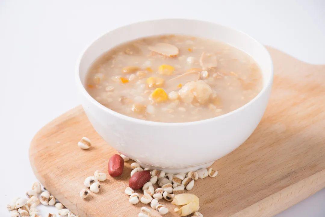 白扁豆粥取炒白扁豆50~60g或鲜白扁豆120g,加适量大米,同煮到米熟