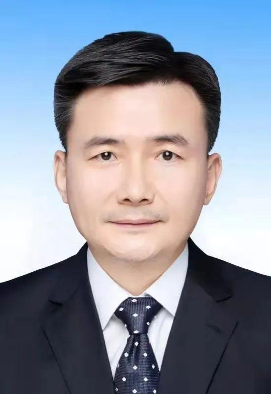 朗读者 龙岗区委副书记 区政府区长 王策飞