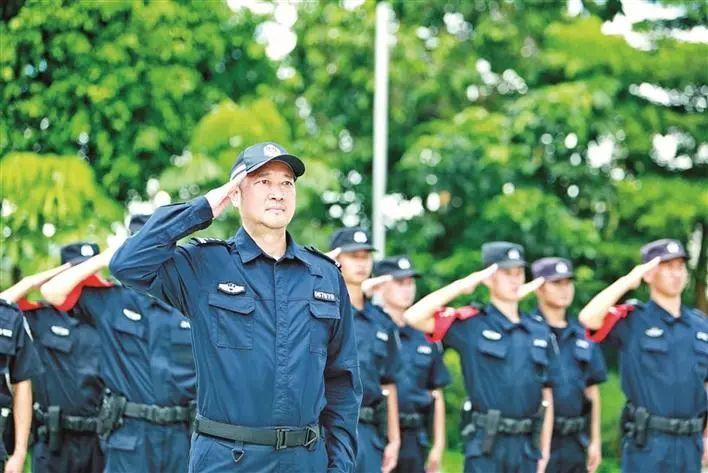 军装换警服谭善爱一身藏蓝警服赋予守护人民新使命
