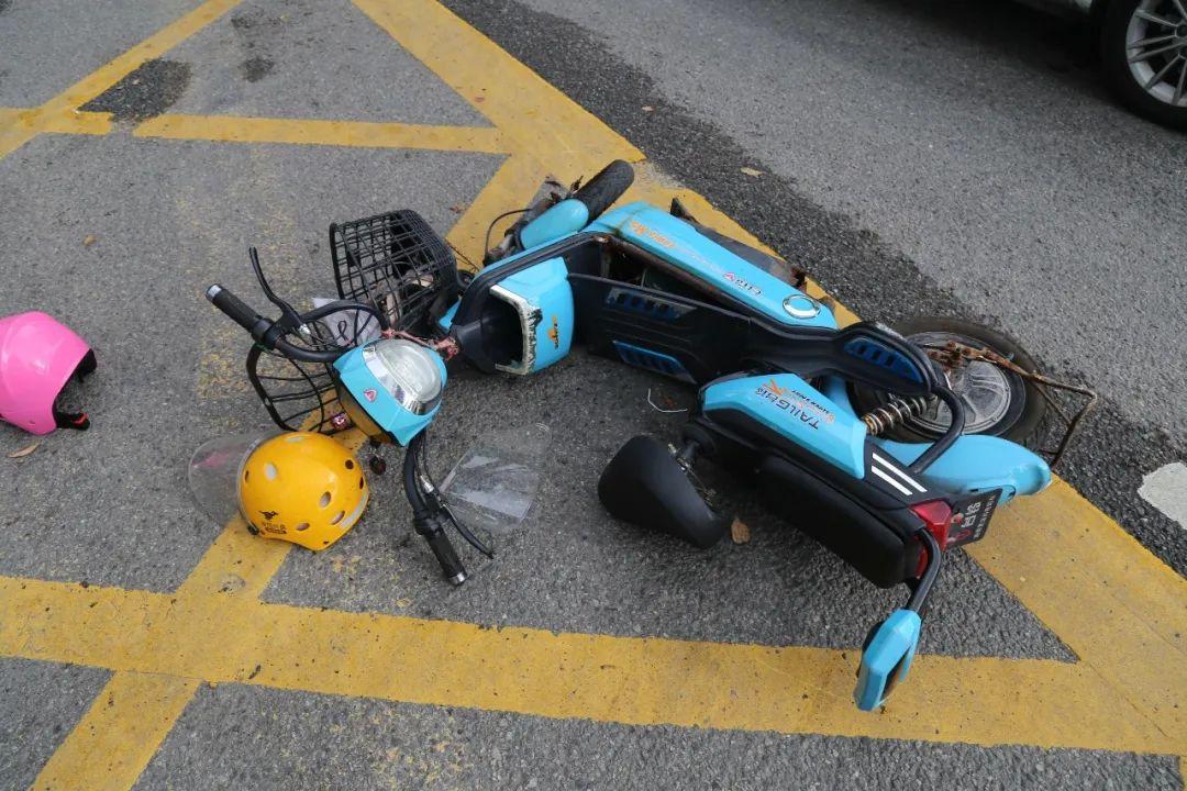 驾驶电动车横穿马路迎面与小车相撞车上俩人瞬间倒地