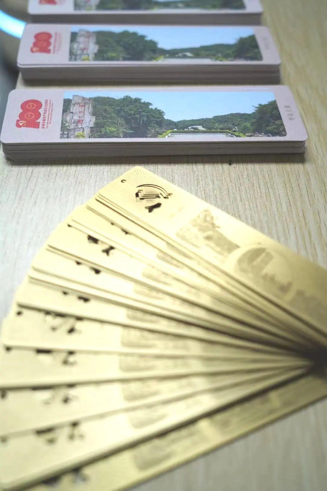 三个公园并分享到微信朋友圈后,就可以领取到一份精美的红色纪念书签