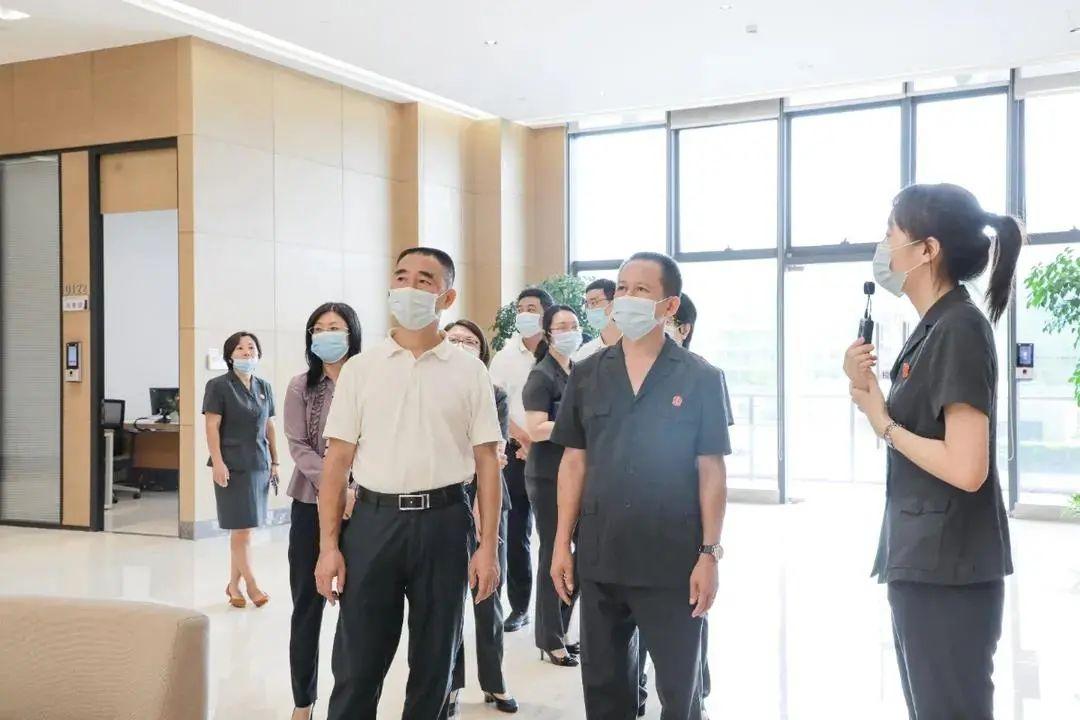 区委常委纪委书记监委代理主任曾敬东到龙华法院调研指导工作