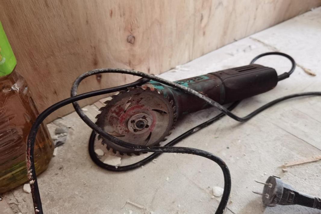 楼板突然脱落深圳一复式房装修现场变成事故现场