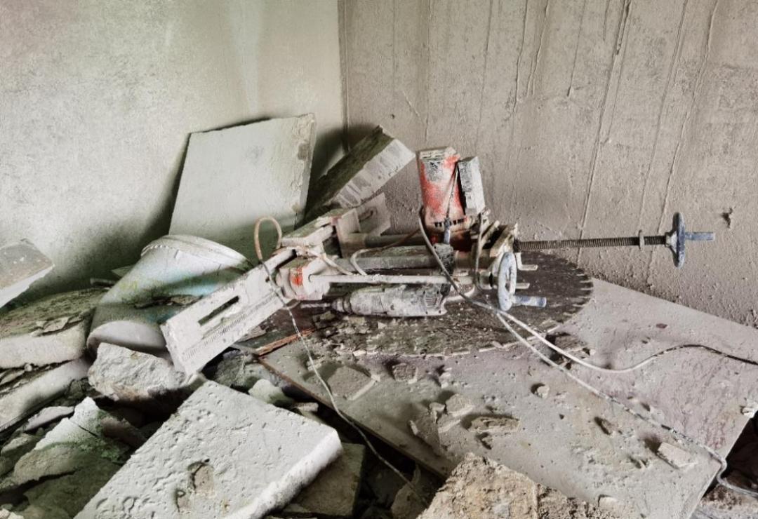 楼板突然脱落深圳一复式房装修现场变成事故现场