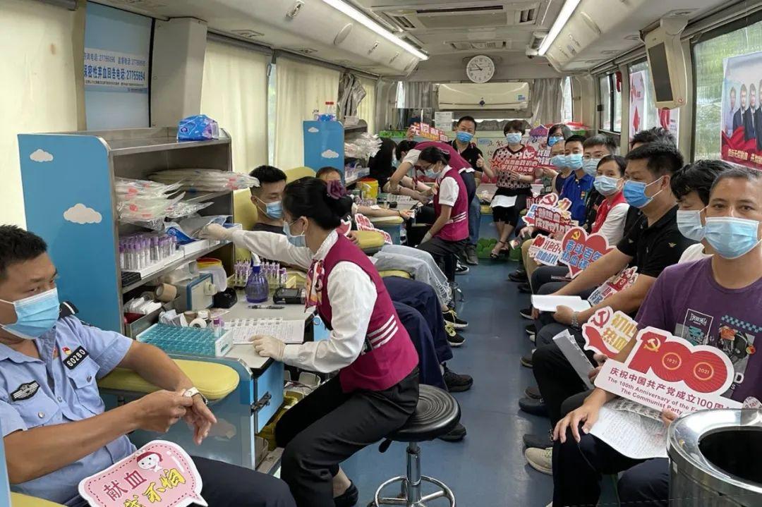 红色七月新安街道党员干部群众以捐献热血方式庆祝建党一百周年