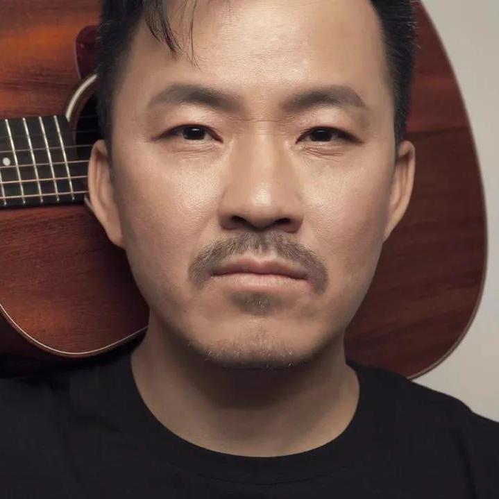 音乐总监/作曲:吴宁越知名摇滚乐队布衣乐队主唱/主创,1975年生于宁夏