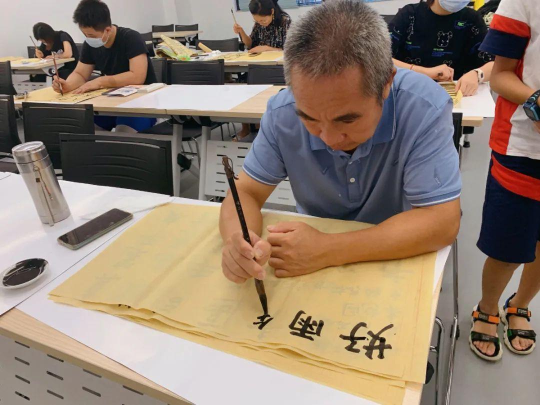 精彩瞬间第一期群团筑梦服务于心系列公益课程书法课精彩瞬间