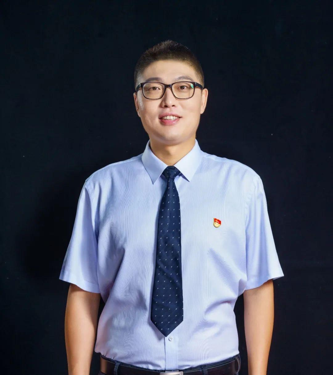 身边党员美故事9-12 | 成为照亮学生成长的一缕微光