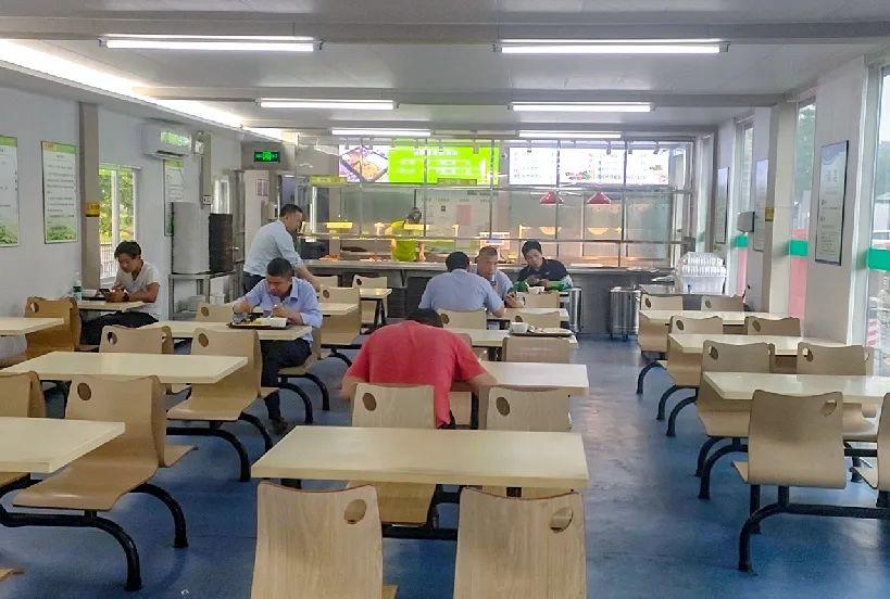 便利店 & 食堂原来充电站不为司机提供就餐条件,路边无证流动商贩饭菜