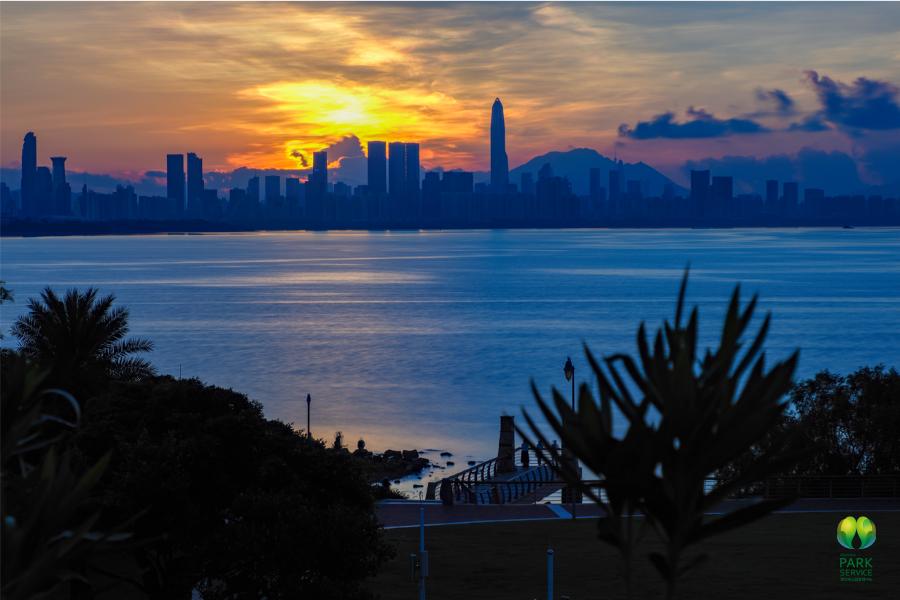 time落日时分沿着绵延的海岸线寻找夕阳朝东望去是宽阔的内海以及标志