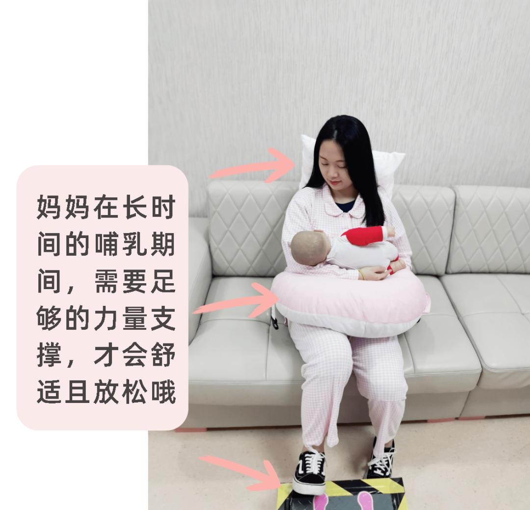 摇篮式妈妈取坐位,将宝宝放在枕上,用臂弯支持宝宝的头部和背部,使