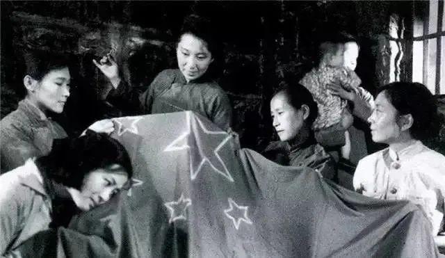 《江姐》,留下了这样的经典唱段:线儿长,针儿密,含着热泪绣红旗,绣呀