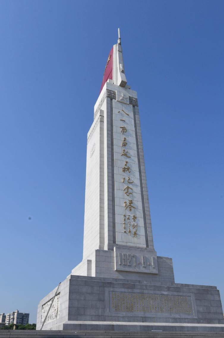 八一南昌起义纪念塔如同一道划破夜空的闪电,这一声枪响,化为"追求