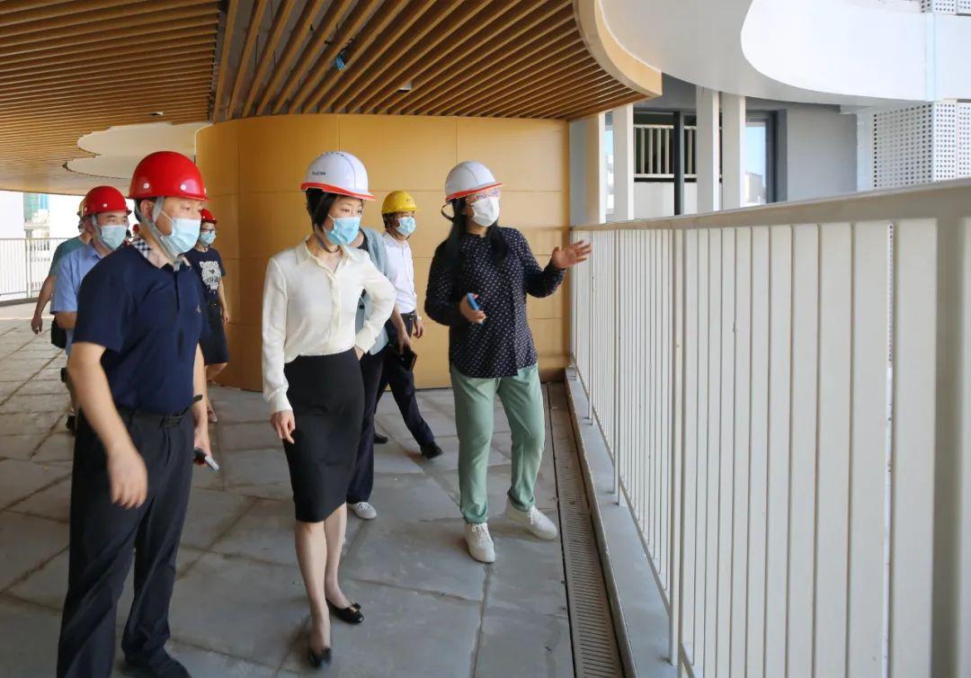带队赴新开办学校检查学校建设及疫情防控工作,区领导袁虎勇,吴志柳
