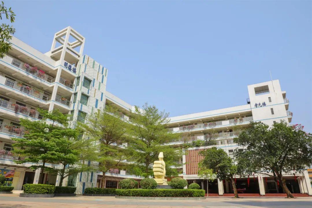 龙华区民治小学ta就是——以"我能行"为校训现有47个教学班,2400余名