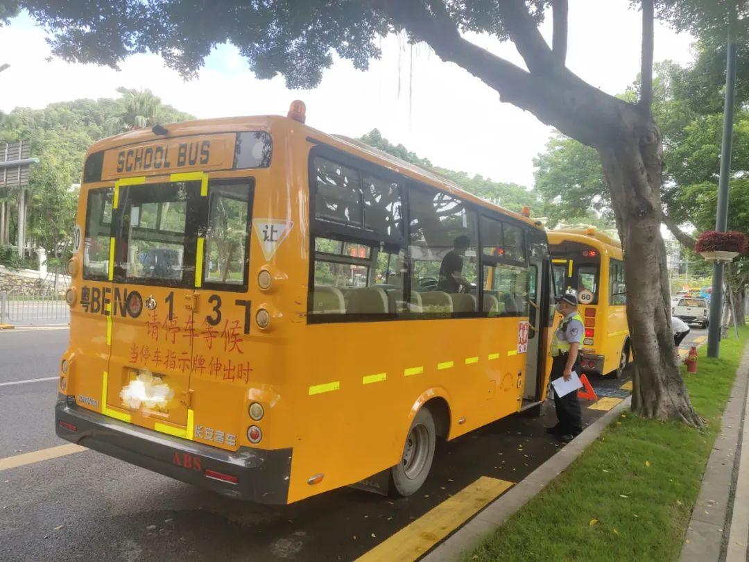 开学倒计时交警集中开展校车安全大检查重点关注这些内容