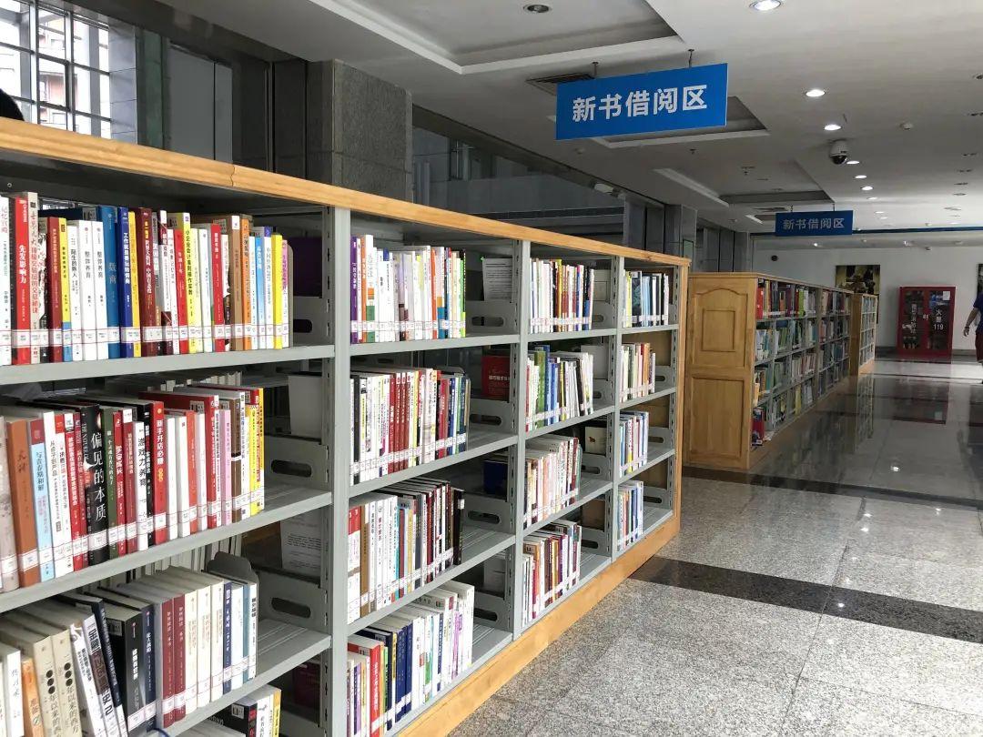 近期我馆在二楼开辟了"新书借阅区"最新加工上架的图书都会先在这里与