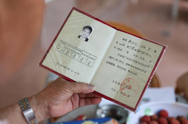 赤脚医生,张仕元一边劳动一边看病,报酬是计工分,半年后改为半脱产