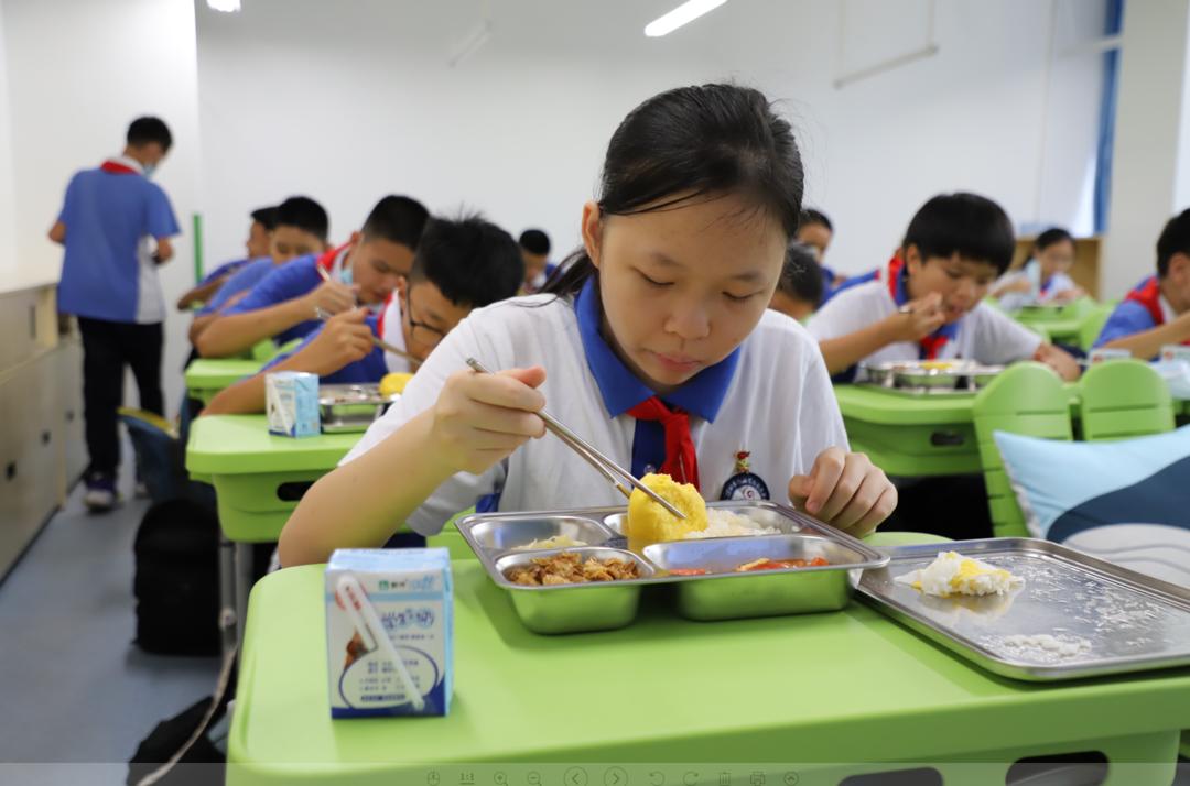 麒麟二中"网红床"火遍朋友圈!带你一探究竟!_深圳新闻网