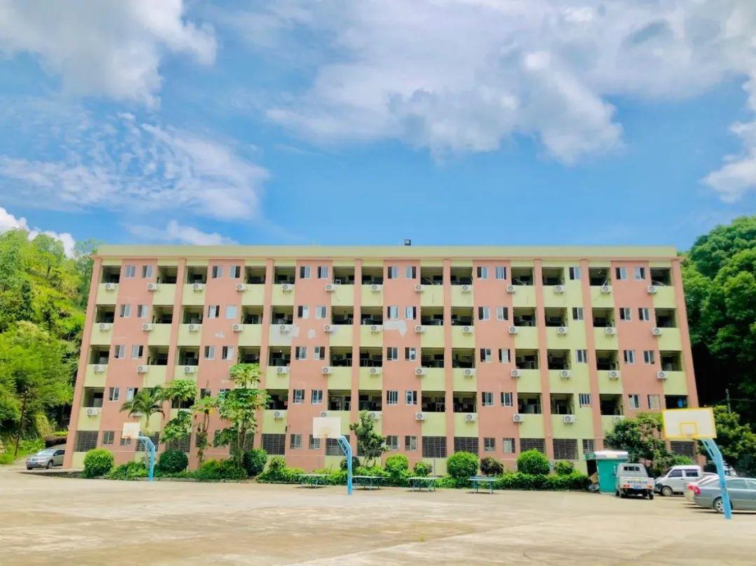 工程2第二饭堂改造龙华紫金实验学校学校位于紫城镇新安社区鲤子塘
