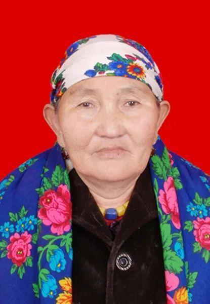 布茹玛汗·毛勒朵,是全国民族团结进步模范个人,也是全国三八红旗手