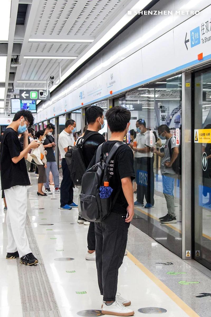 坐地铁可能发生的尴尬瞬间,遇见该怎么办?_深圳新闻网