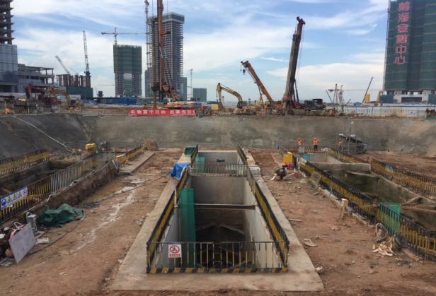 锁口圈梁混凝土浇筑(左),锁口梁临边防护(右)02竖井土方开挖竖井土方