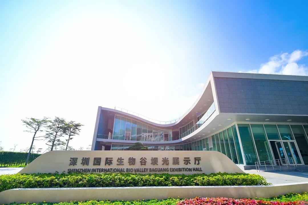 坝光展示厅坐落在白沙湾畔,按照国际一流展示厅的标准打造,以"生命