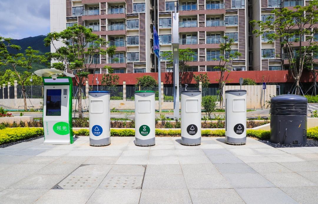 智能垃圾收集系统投放口走进坝光片区三期临建工程,这里俨然已经