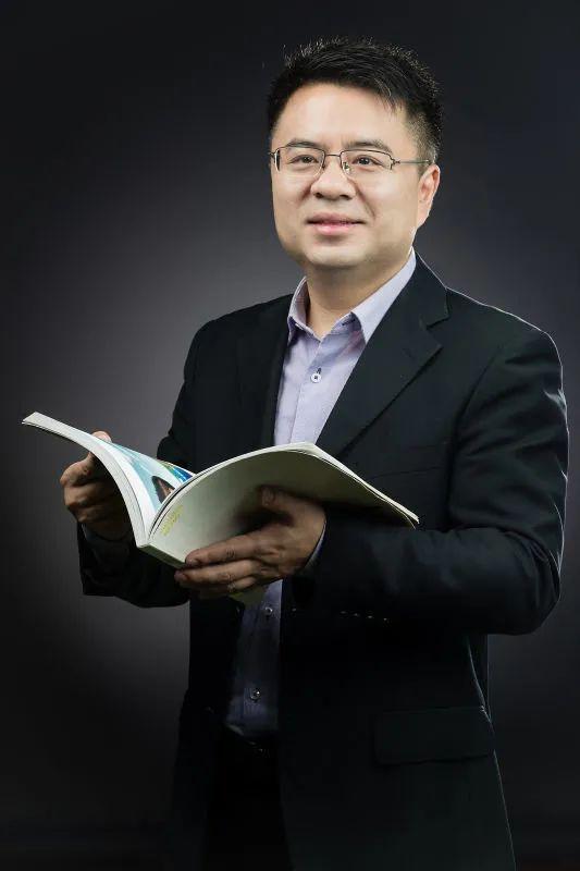 走进龙岗好教师系列|2021年深圳市十佳校长卢新华:从"追梦者"到"行动