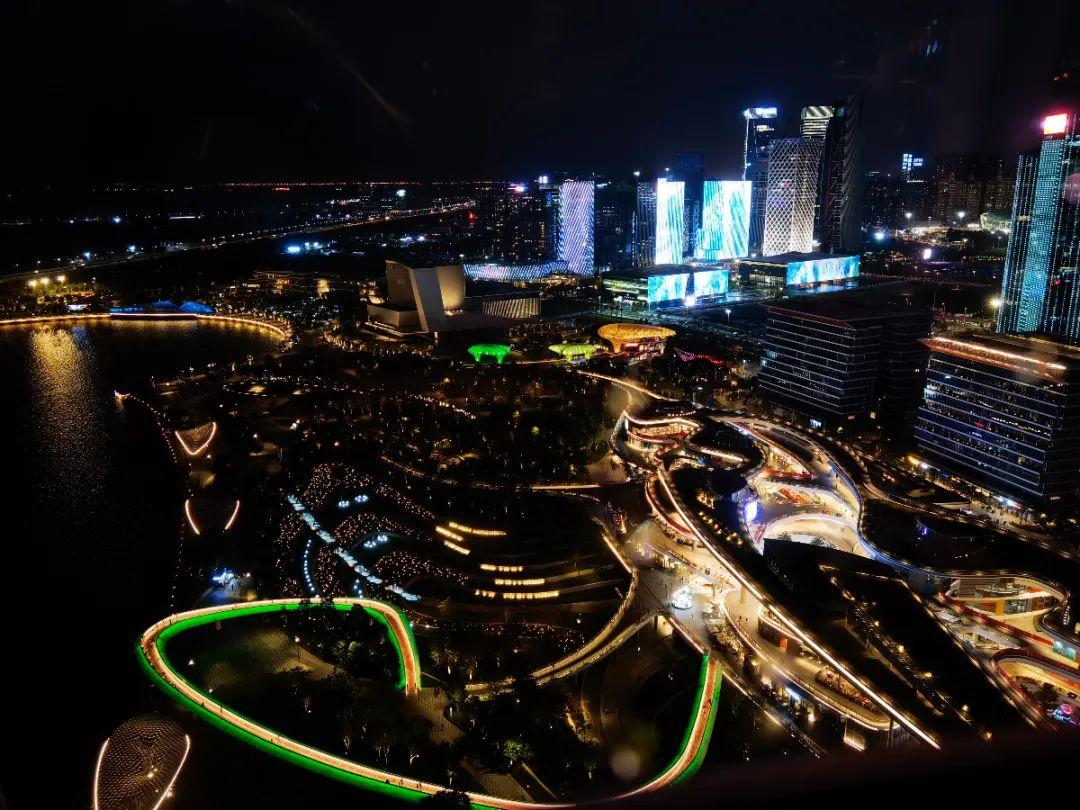 摩天轮上升至最顶端许馨月留下了自己与欢乐港湾绝美夜景的合影与此