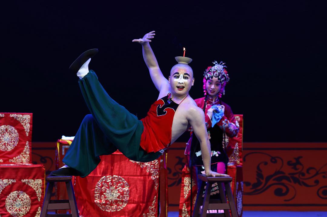 《顶灯》是根据川剧《皮金滚灯》移植而来.