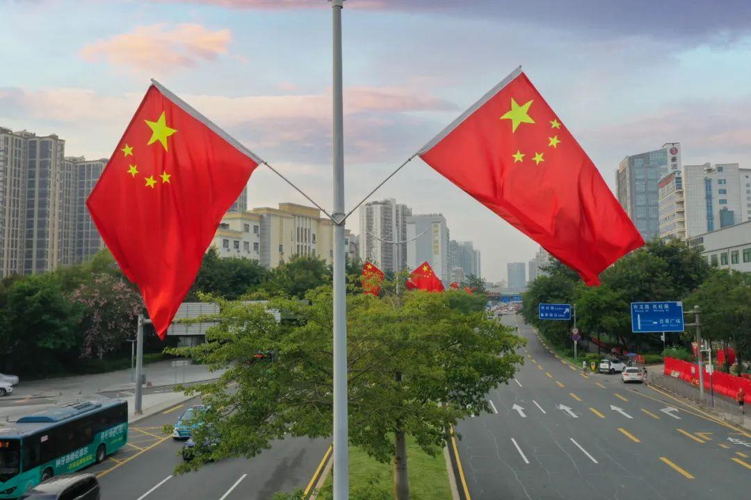 和平路,布龙路,广场沿河路,观澜大道,梅观高速等道路悬挂国旗约3462面