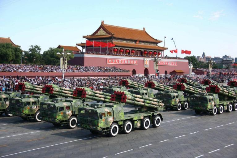 记得2019年国庆,一家人一起观看阅兵式,看到了威武的军队,强力的装备