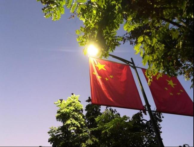 当五星红旗迎风飘扬时,那是世间最靓丽的颜色,它是一种力量,是一种