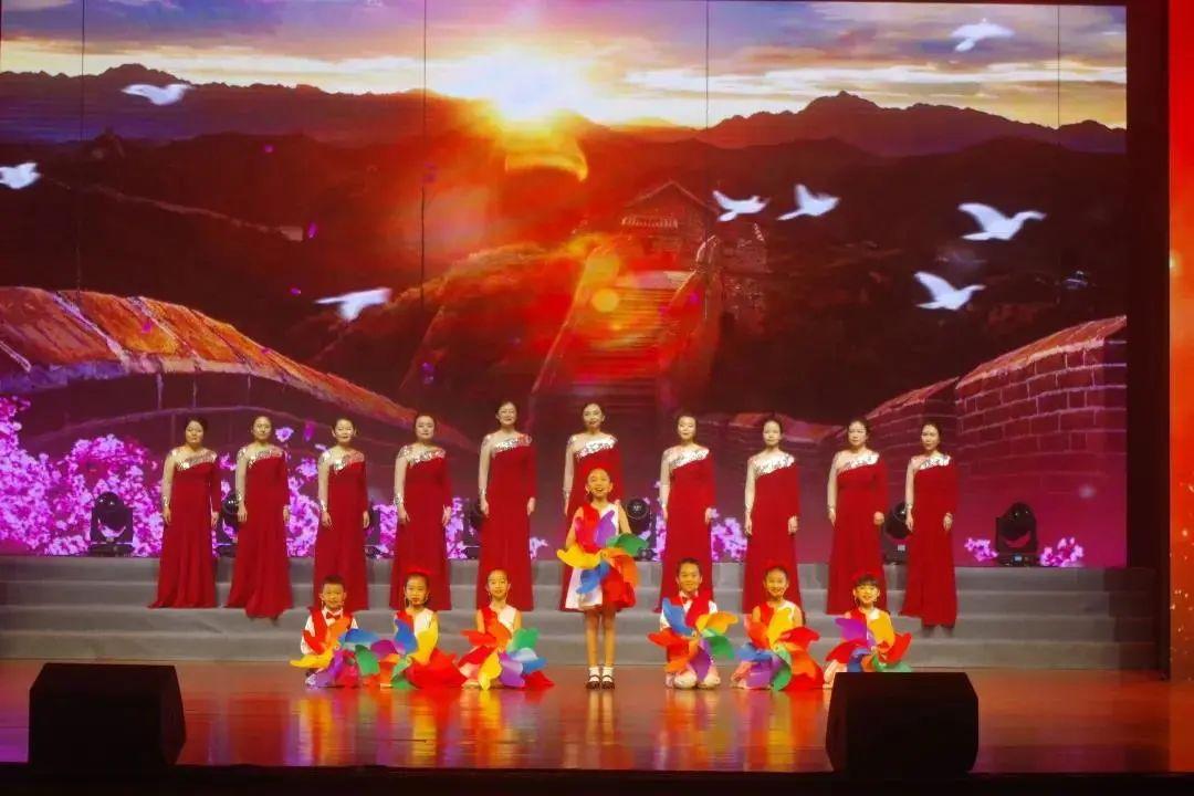 10月1日是新中国72周年华诞,罗湖满城飘"红",鲜艳夺目的五星红旗和