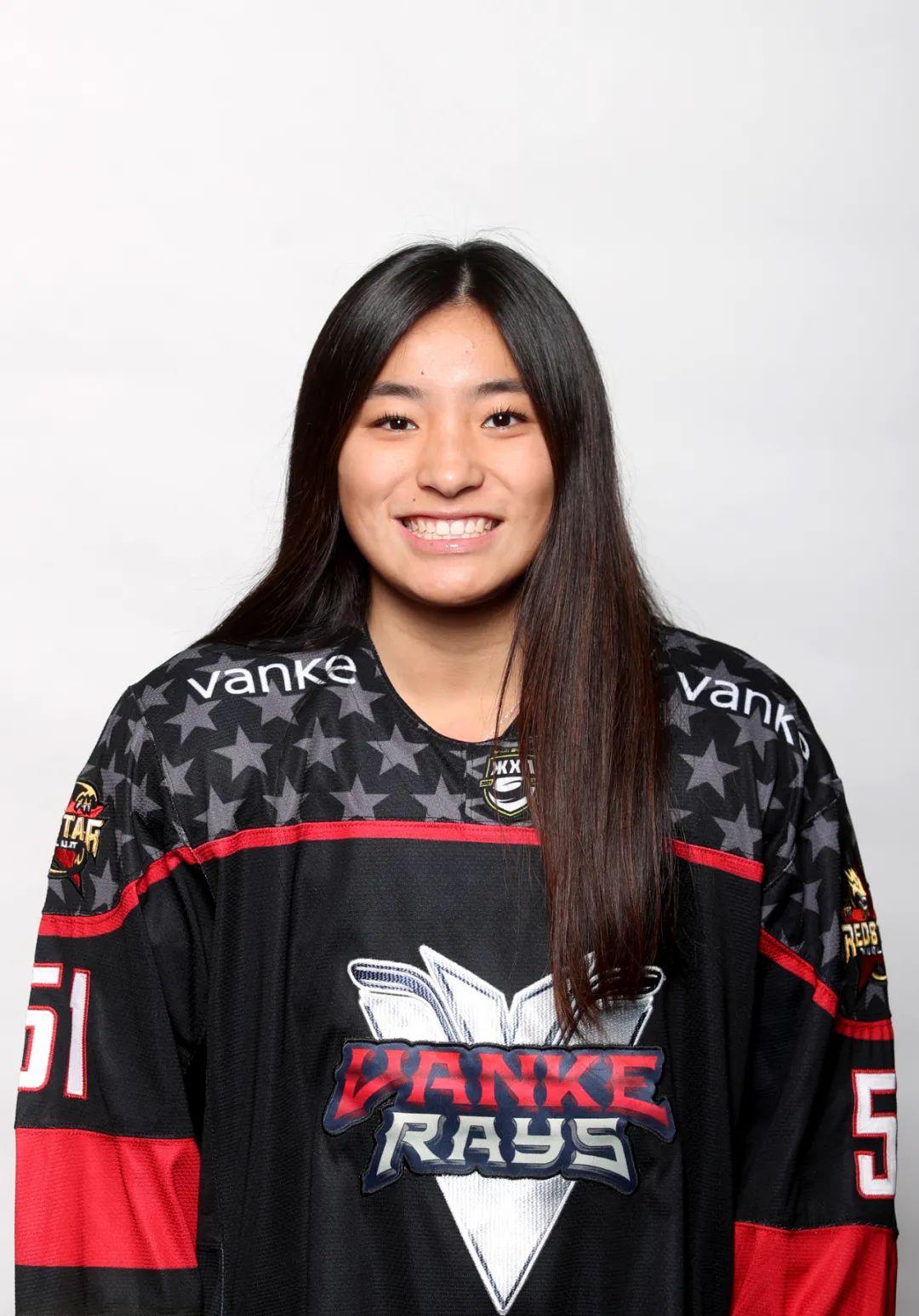 我们的队员张喜芳冰球给我带来的总是乐趣而非压力