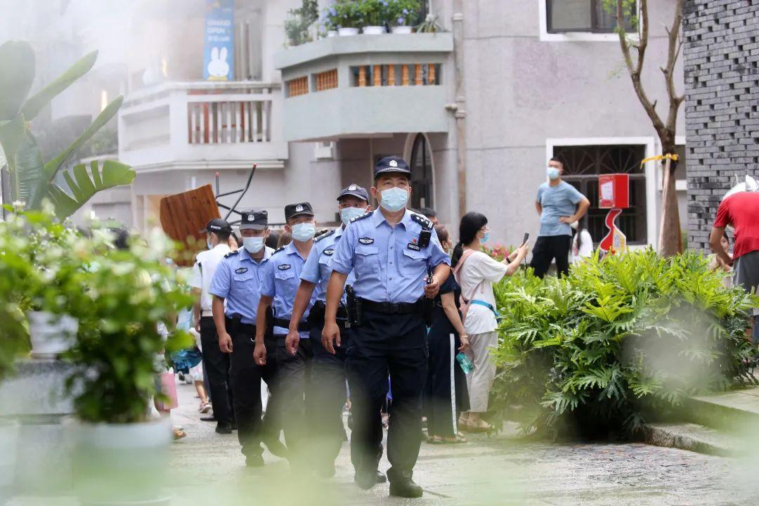 【节日我在岗】南山"警察蓝"守护"中国红"_深圳新闻网