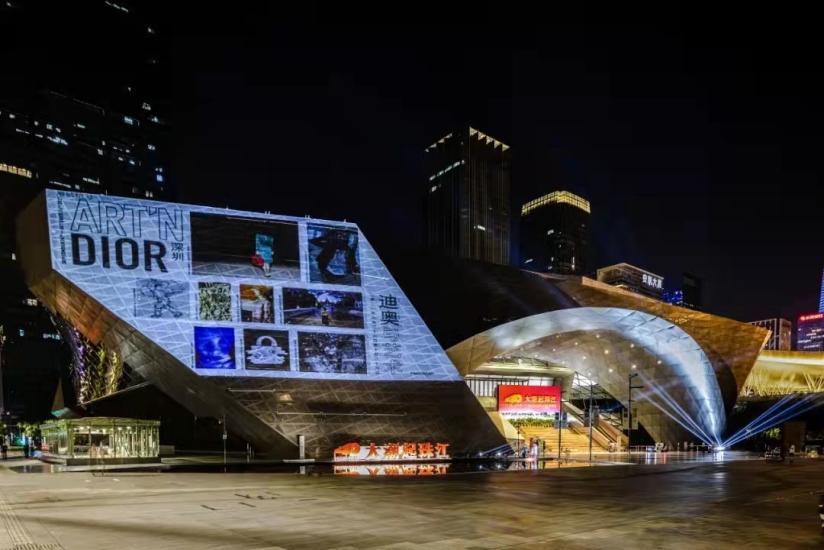 福评| "两馆"两展:当时尚拥吻城市