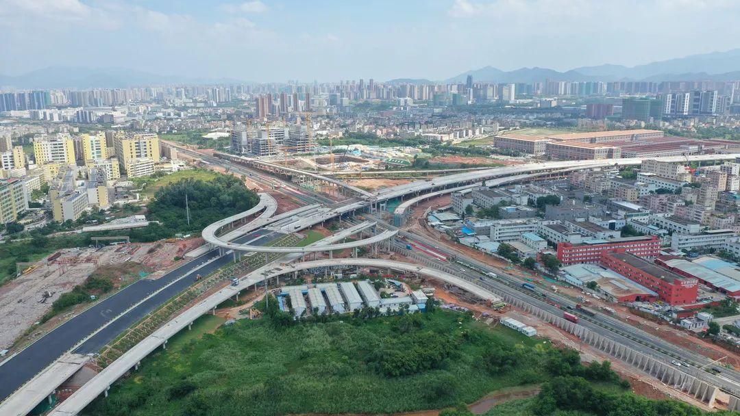 该处立交 上跨深汕西高速,施工前置手续办理复杂,占道施工困难,交通
