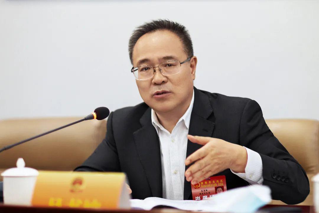 吴书坤参加区七届人大一次会议分组讨论