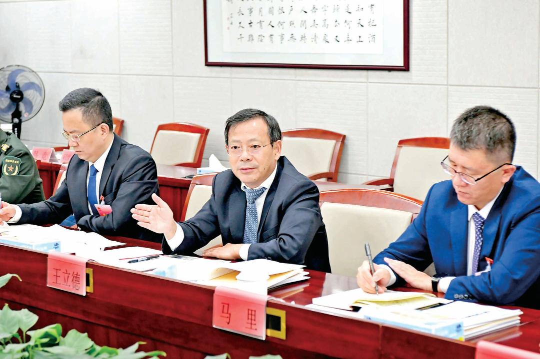 10月18日至19日,区人大代表,区委副书记,区长王立德先后来到区七届