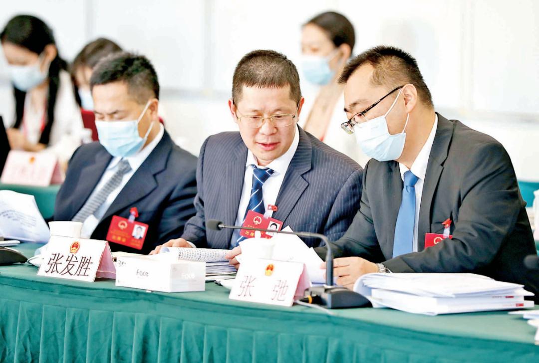 两会表情一睹镜头中的代表委员风采
