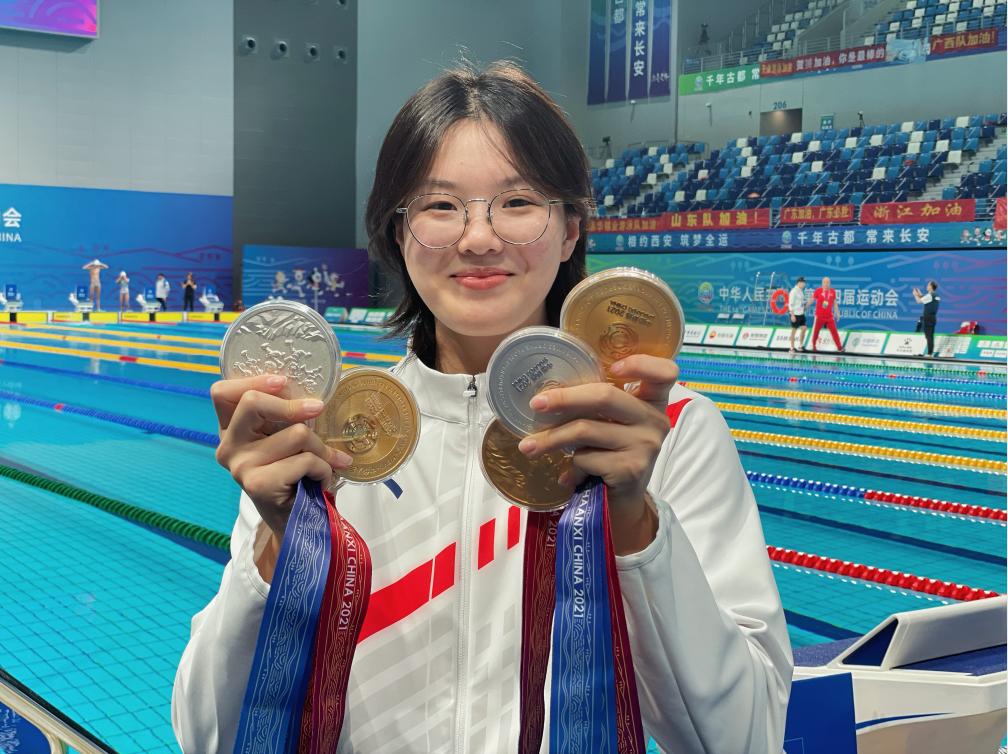 奥运冠军汤慕涵回访母校,传授秘籍还穿起了白大褂,谈